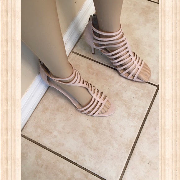 Vince Camuto Cream color Strappy Sandal 3 1/4” Heel size 9 - Picture 14 of 16